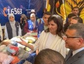 السفيرة نبيلة مكرم ومحافظ قنا يتفقدان معرض الملابس 