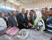 محافظ أسيوط يشهد توزيع 1000 حقيبة مدرسية 