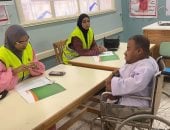 شاب من ذوي الهمم يشارك في قافلة إيد واحدة بقنا.. ويؤكد: ترفع روحنا المعنوية