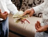 رؤية اقتراض المال من الأقارب أو الأصدقاء
