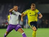 رونالدو قائد النصر في كرة مشتركة مع رامي ربيعة مدافع العين 