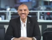 لقطة طريفة بين فنان العرب محمد عبده والصحفي إسلام شيبة 