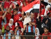 عائلة مصرية تظهر بقميص طرابزون التركى فى ستاد القاهرة