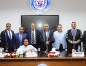 الباحث وأعضاء لجنة التحكيم 