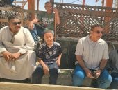 حوار أبوى بين رئيس مدينة إسنا وطفلين