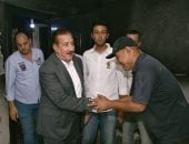 محافظ بورسعيد يتابع بنفسه إعادة تأهيل منزل سيدة تضررت من حريق 