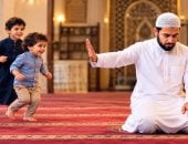 إبعاد الأطفال بالإشارة أثناء الصلاة