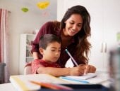 متى تكون مساعدة الطفل على المذاكرة مفيدة؟