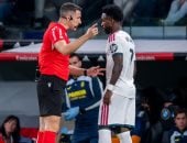 فينيسيوس لاعب الريال يتحدث مع حكم مباراة فياريال 