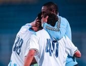 لاعبو فريق بيراميدز مع موكوينا مدرب الفريق