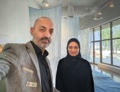 الفنانة والمصممة حصة لوتاه مع أحمد منصور رئيس قسم الثقافة