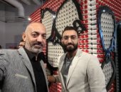 الفنان والخطاط على مليح مع أحمد منصور رئيس فسم الثقافة
