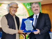 السفير الباكستاني بالقاهرة يكرّم الدكتور سيمور نصيروف