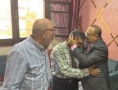 نقيب المعلمين مع مدير مدرسة بالمنوفية