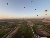البالونات الطائرة خلال تحليقها فى سماء البر الغربي