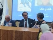 الروائي الليبي هشام مطر خلال مناقشة الرواية
