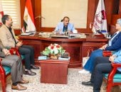محافظ سوهاج يبحث فرص المشروعات الاقتصادية