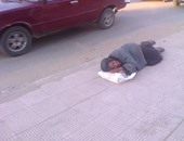 قراء"اليوم السابع":سيدة مُسِنّة تفترش الأرض بشارع قناة السويس بالمنصورة