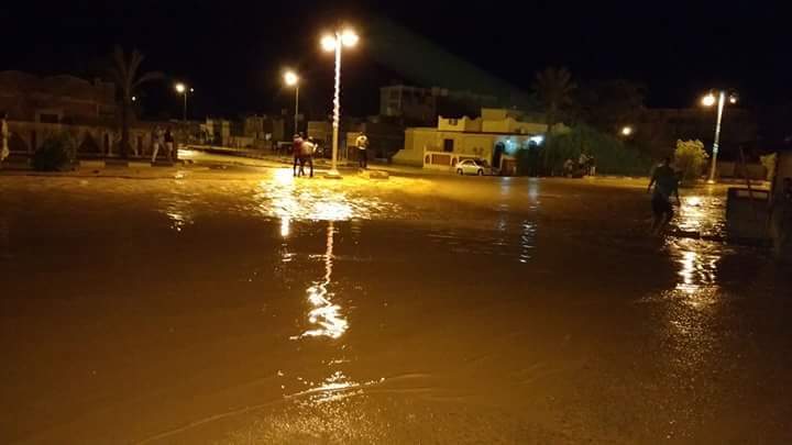 مياه السيول تعيق الحركة فى شوارع مدينة رأس غارب