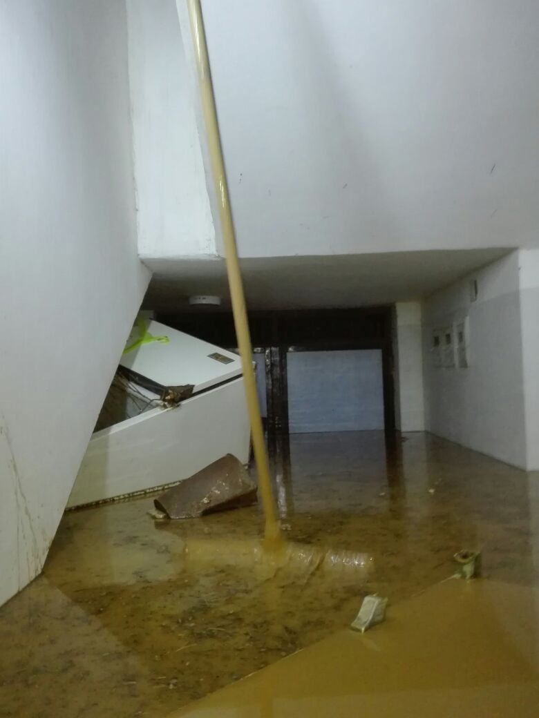 مياه السيول تغرق أثاث المنازل فى رأس غارب