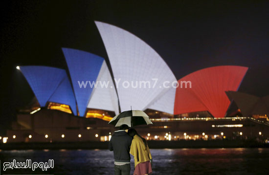 مبانى  تُضاء بألوان علم فرنسا 