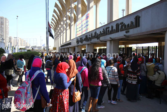 	النساء يتوافدن على معرض القاهرة للكتاب فى يومه الثانى