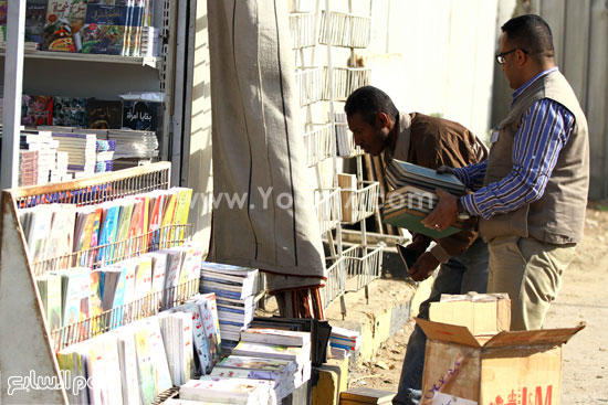 	بائعو الكتب يعرضونها قبل الإقبال الجماهيرى 