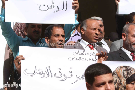 	المحامون يرفعون لافتات مصر فوق الإرهاب 