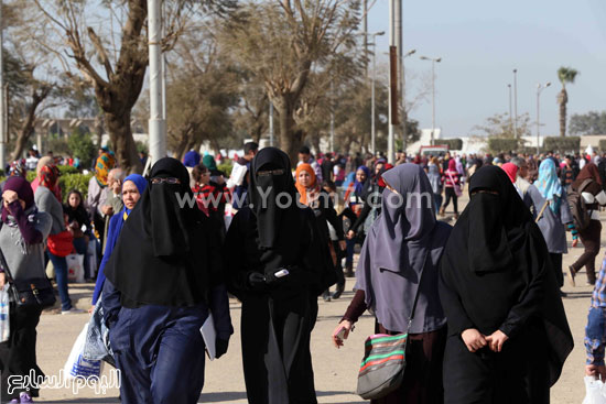 	نساء مصر يتحملن الزحام فى تحد للإرهاب بالثقافة 