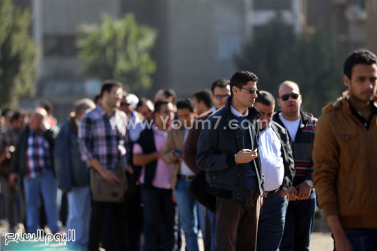 	طوابير الرجال فى انتظار المعرض 