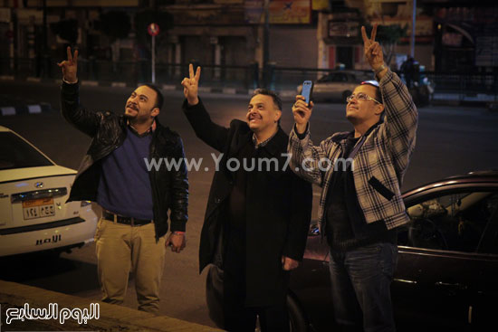 مواطنون يحتشدون خلال تركيب سارى علم وسط ميدان التحرير