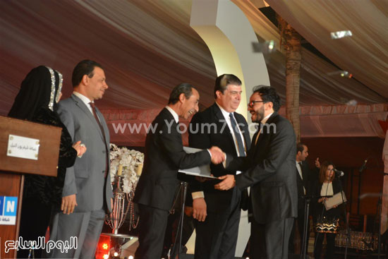 حسام داغر يتسلم تكريمه من عصام الأمير