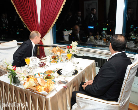 بوتين ينظر من شرفة برج القاهرة أثناء تناول العشاء السيسى