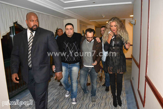 لحظة تحرك مايا دياب من الفندق إلى الحفل بصحبة مدير أعمالها حمدى بدر ومنظم الحفل مصطفى عاكف 