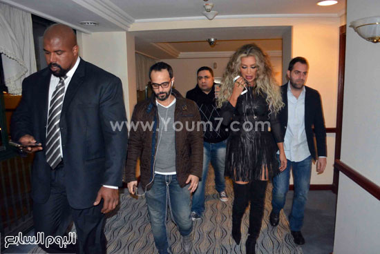  لحظة تحرك مايا دياب من الفندق إلى الحفل بصحبة مدير أعمالها حمدى بدر ومنظم الحفل مصطفى عاكف 