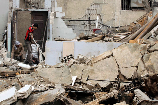 انهيار منزل بالكامل على رؤوس قاطنيه بسبب سقوط براميل متفجرة على مدينة حلب السورية