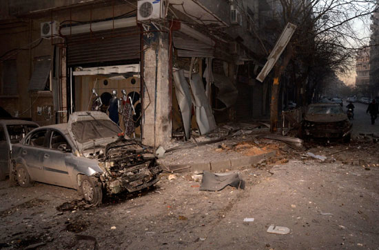  تدمير عدد من السيارات بعد سقوط براميل متفجرة على مدينة حلب السورية