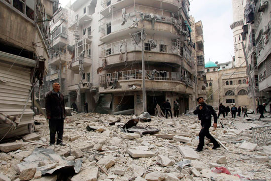 الحزن يخيم على وجوه سكان حلب بعد دمار منازلهم بسبب سقوط براميل متفجرة على مدينة حلب السورية