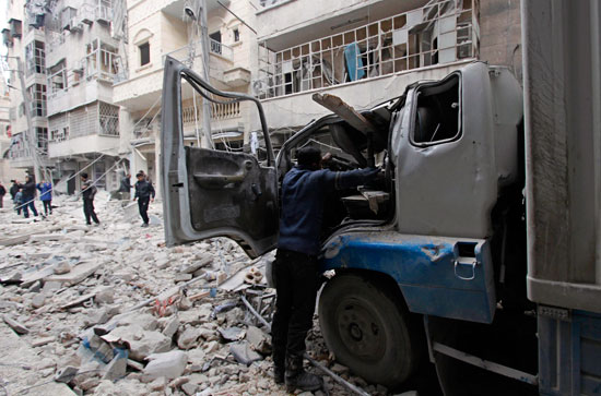 تدمير شاحنة بسبب سقوط براميل متفجرة على مدينة حلب السورية