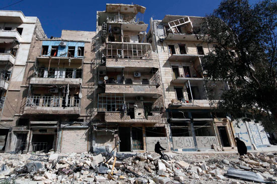 عمارات بالكامل تتأثر من سقوط براميل متفجرة على مدينة حلب السورية