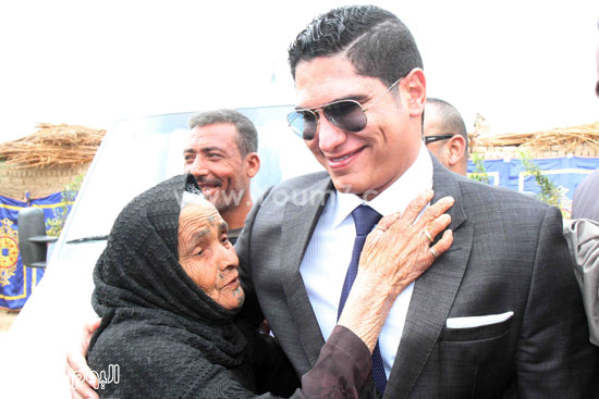  سيدة تشكر رجل الأعمال أحمد أبو هشيمة لمساعدته فقراء سوهاج