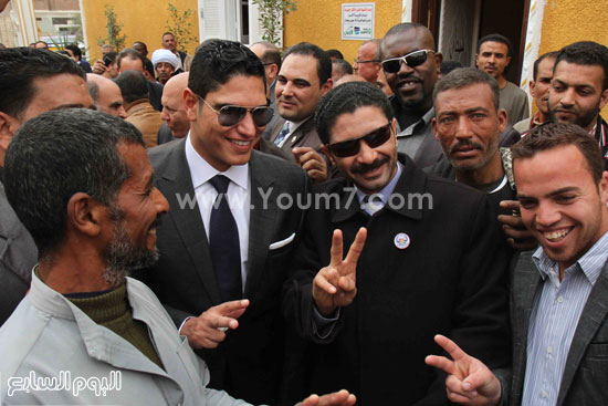  صورة تذكارية لرجل الأعمال أحمد أبو هشيمة مع عدد من الأهالى فى سوهاج