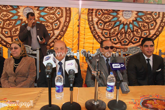  رجل الأعمال أحمد أبو هشيمة ووزير التنمية المحلية ووزيرة القوى العاملة خلال المؤتمر الصحفى بسوهاج 