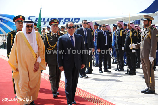 	الملك سلمان لدى استقباله الرئيس السيسى بمطار الملك خالد بالرياض