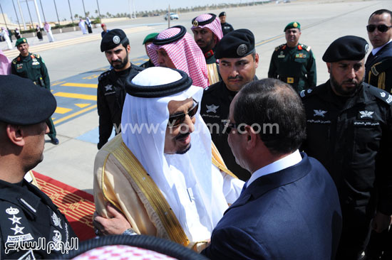 	لحظة استقبال خادم الحرمين للرئيس السيسى بمطار الملك خالد