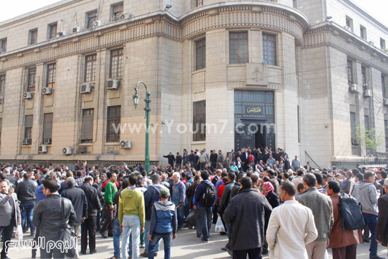 مواطنون يتجمعون أمام دار القضاء العالى بعد انفجار العبوة الناسفة