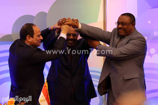 الرئيس السيسى ورئيس السودان ورئيس وزراء إثيوبيا عقب التوقيع على إعلان المبادئ الخاصه بسد النهضة الإثيوبى