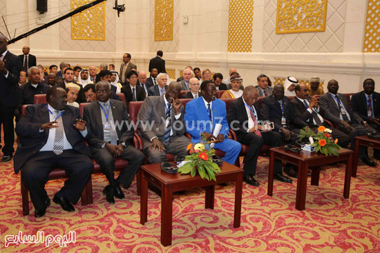 وزراء السودان خلال مراسم توقيع الوثيقة الثلاثية بالخرطوم