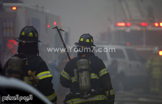 	وصل رجال الإطفاء واستعدادهم لتسلق المبنى المحترق