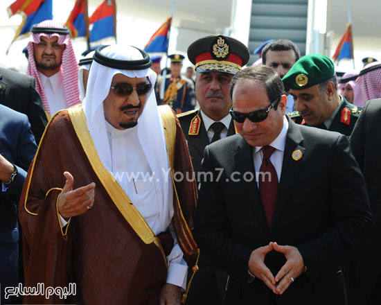  الرئيس السيسى والملك سلمان يستعدان لدخول الصالة الرئاسية بمطار شرم الشيخ
